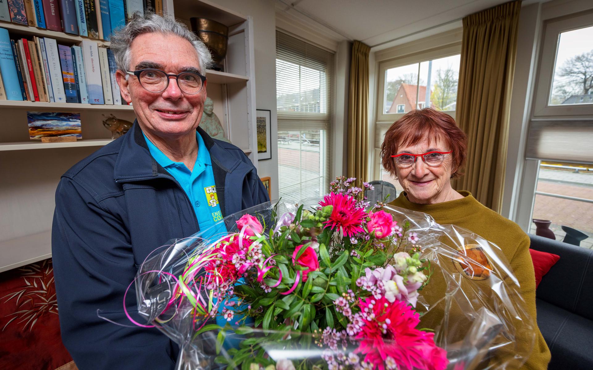 Energiecoach Henny van Rij overhandigt mevrouw Mieke Baneke een bloemetje namens de gemeente Steenwijkerland.