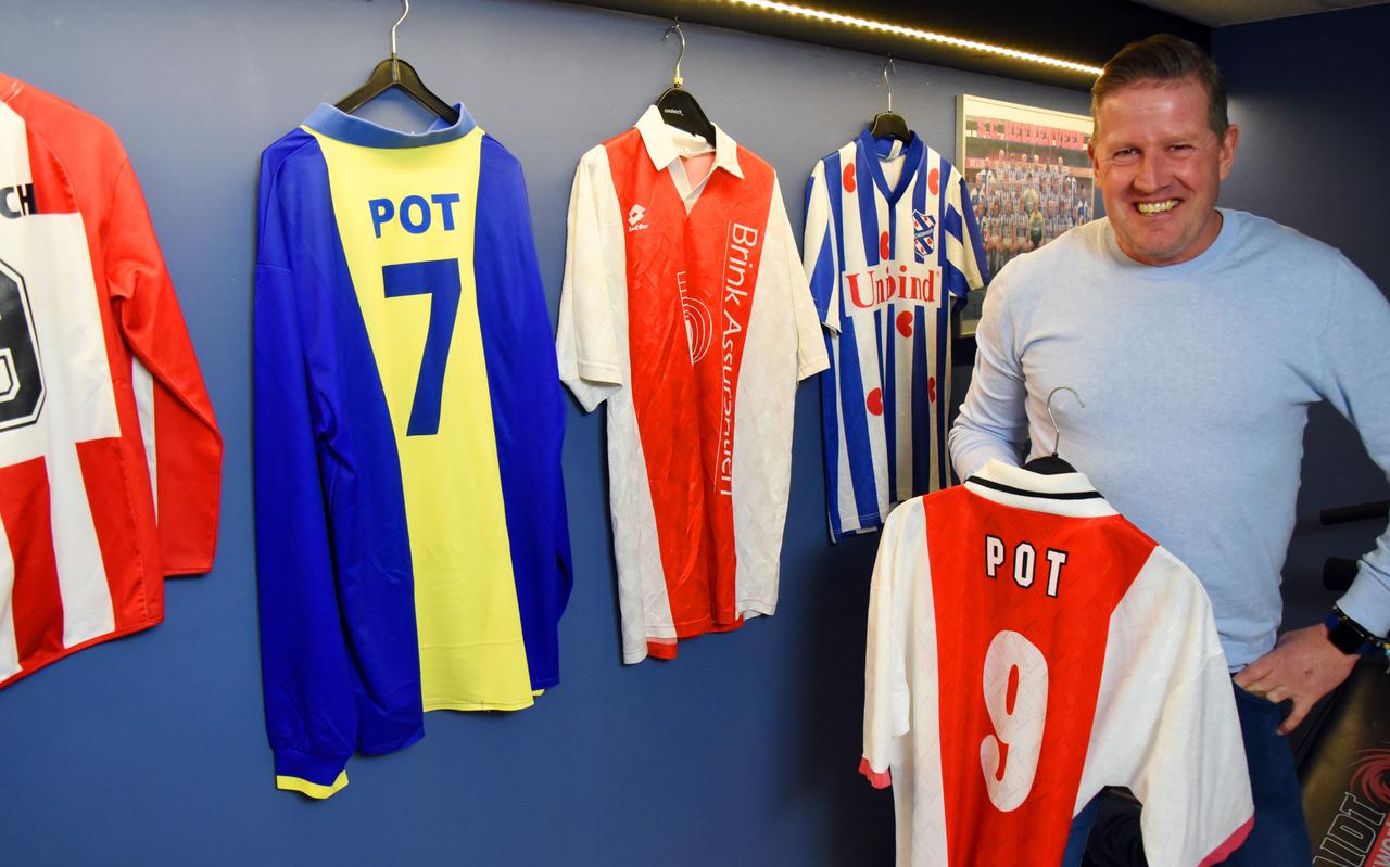 Peter Pot tussen zijn fraaie collectie voetbalshirts. 
