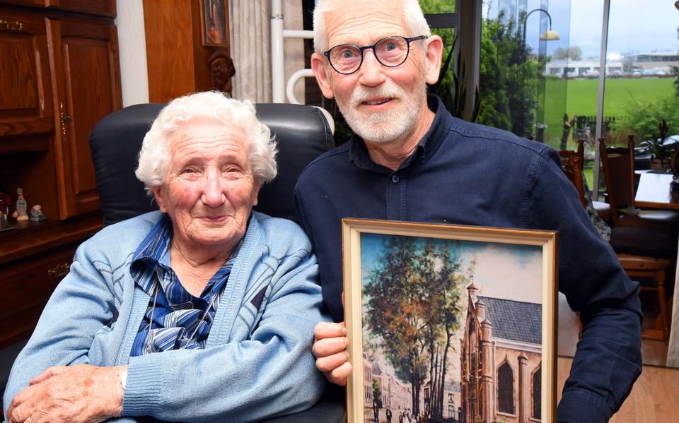 Koba de Jonge en podcastmaker Jan Wiersma met een foto van de toenmalige synagoge op de hoek van de Gasthuispoort.