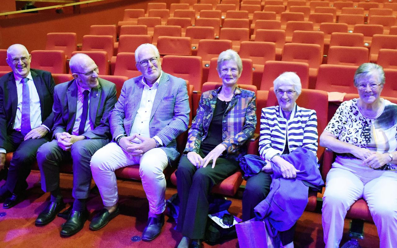 Drie zusters van het Liefdesgesticht en drie achterneven van pastoor Muiteman wonen de theatervoorstelling bij. Drie zusters van het Liefdesgesticht en drie achterneven van pastoor Muiteman wonen de theatervoorstelling bij.