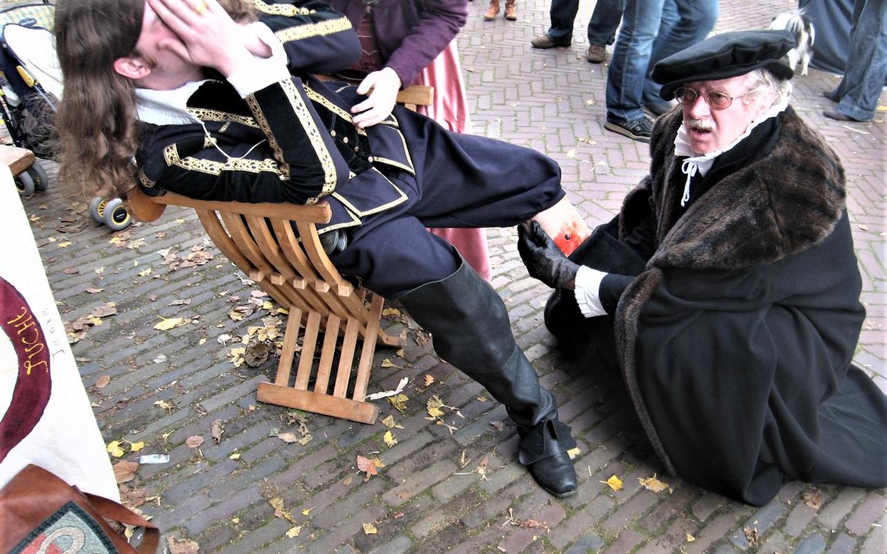De medicus buigt zich in zijn rol als Pieter van Foreest over een historische schotwond. 