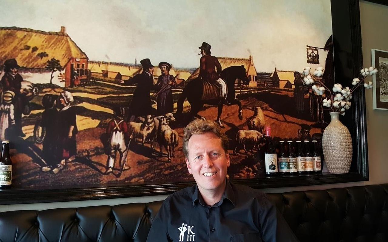 Arjan Stroeve in zijn café De Steen voor een schilderij met een tafereel uit de Kolonie van Weldadigheid van bijna twee eeuwen geleden. Arjan Stroeve in zijn café De Steen voor een schilderij met een tafereel uit de Kolonie van Weldadigheid van bijna twee eeuwen geleden.
