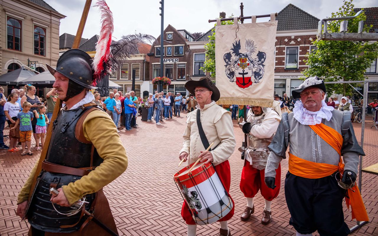 De Scutterie Sint Clemens marcheert door de stad.