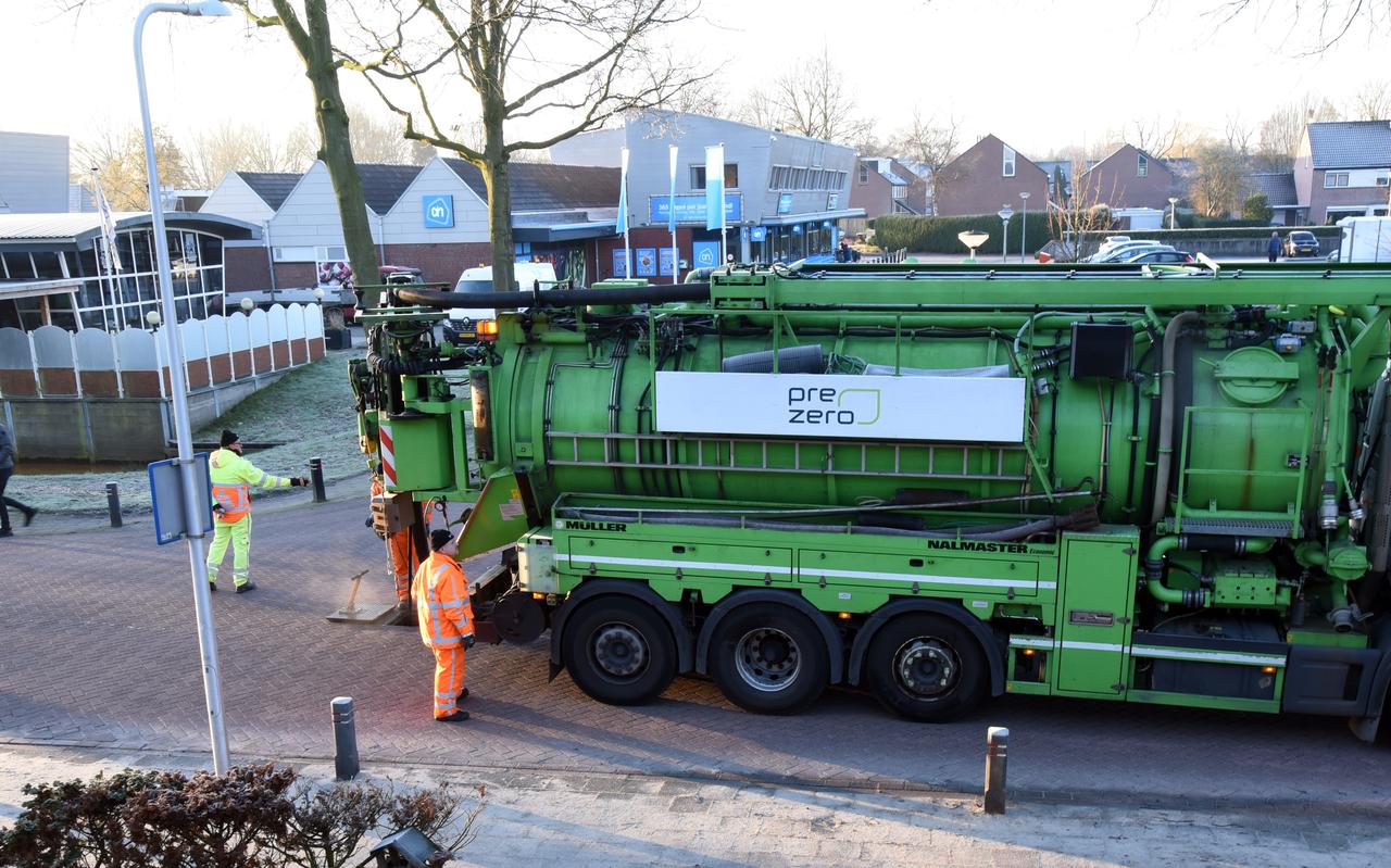 De werkzaamheden aan de riolering. De werkzaamheden aan de riolering.