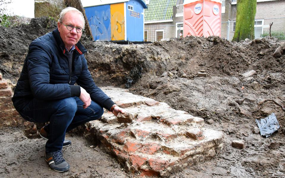 Wim Hultink toont de oude stenen die de vroegere fundering vormden voor de ingang van de kerk, zo’n vijf eeuwen geleden.