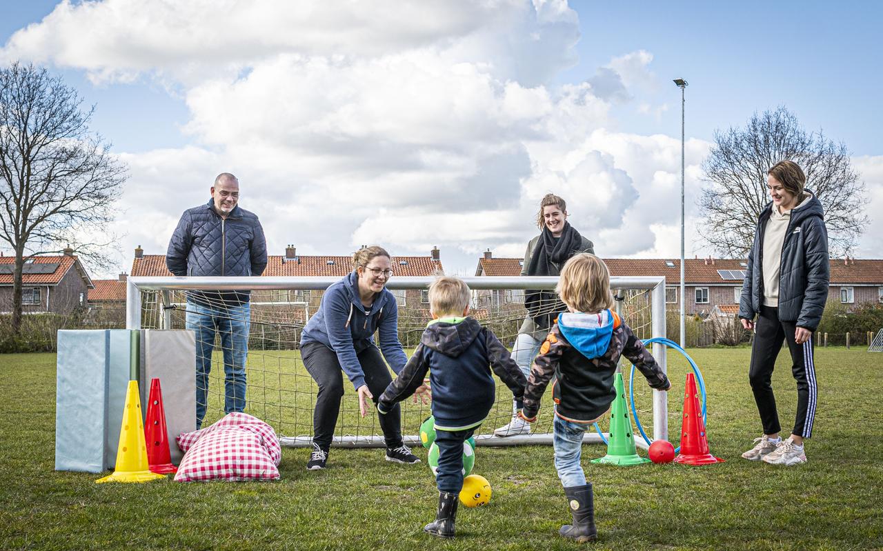 Op het sportpark in Steenwijkerwold krijgen peuters beweegles. Voor: José Groen, achter v.l.n.r. Marcel Zuidema, Jolien Postma, Iris Pieterson. Op het sportpark in Steenwijkerwold krijgen peuters beweegles. Voor: José Groen, achter v.l.n.r. Marcel Zuidema, Jolien Postma, Iris Pieterson.