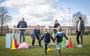 Op het sportpark in Steenwijkerwold krijgen peuters beweegles. Voor: José Groen, achter v.l.n.r. Marcel Zuidema, Jolien Postma, Iris Pieterson.