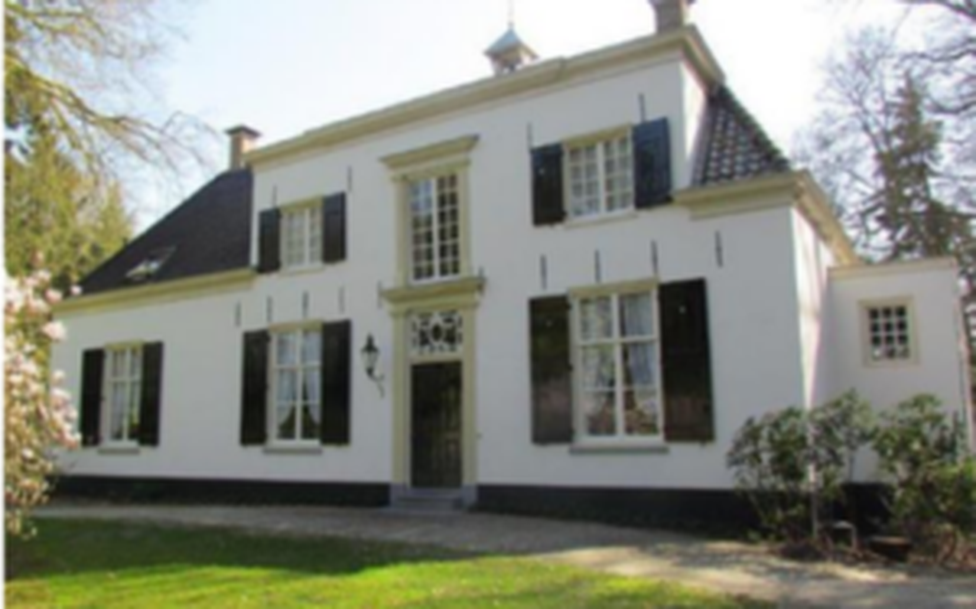 Landgoed Huize De Bult is gelegen aan de Bultweg 7.