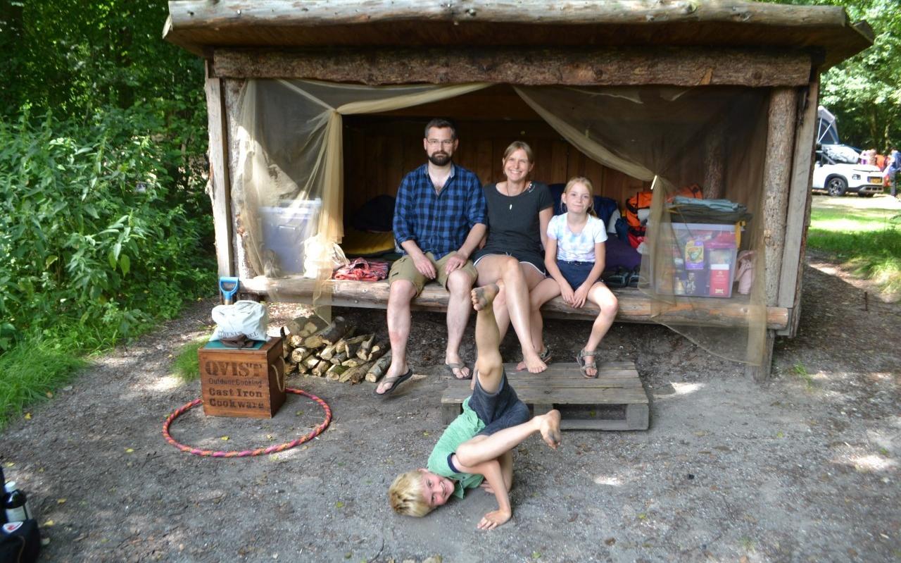 Wiebren en Hinke met de tweeling Fedde en Ise bij de Zweedse hut. Wiebren en Hinke met de tweeling Fedde en Ise bij de Zweedse hut.