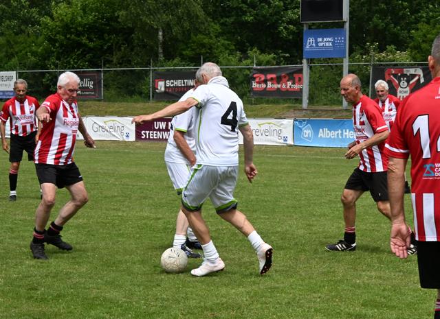 Vrouwenteam Steenwijk en HZVV bij mannen winnaars WF-toernooi