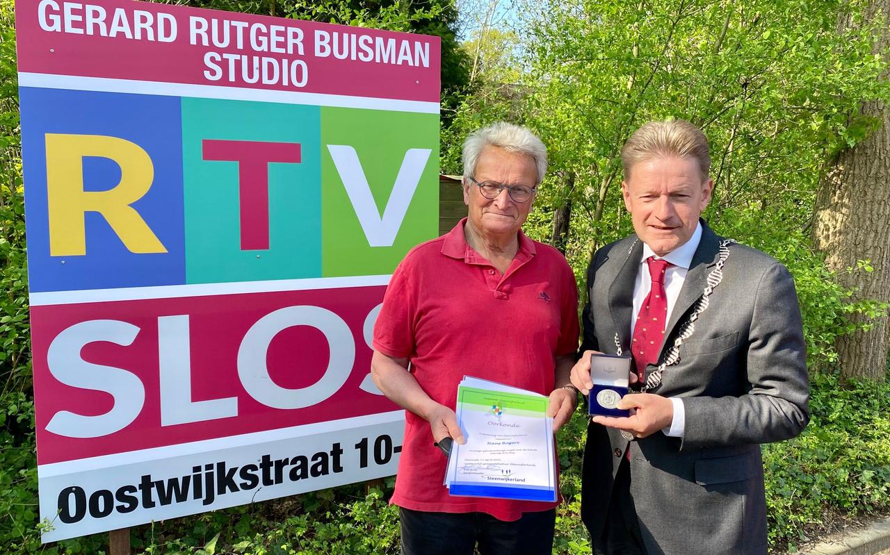 Hans Bogers (links) ontving in april dit jaar de erepenning van Steenwijkerland van burgemeester Rob Bats. Hans Bogers (links) ontving in april dit jaar de erepenning van Steenwijkerland van burgemeester Rob Bats.