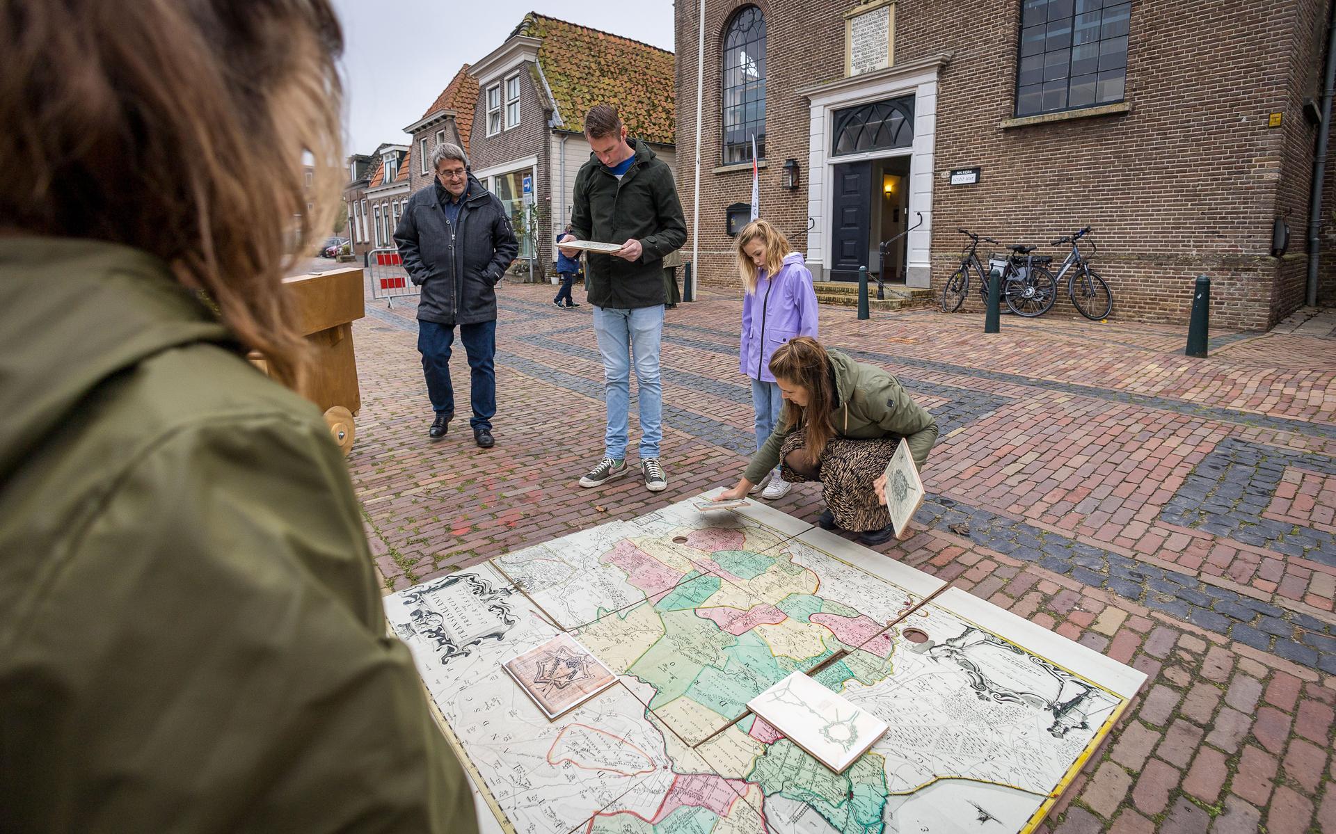 Al puzzelend en hun historische kennis inzettend konden de deelnemers aan de escaperoom in Kuinre Bommen Berend verslaan.