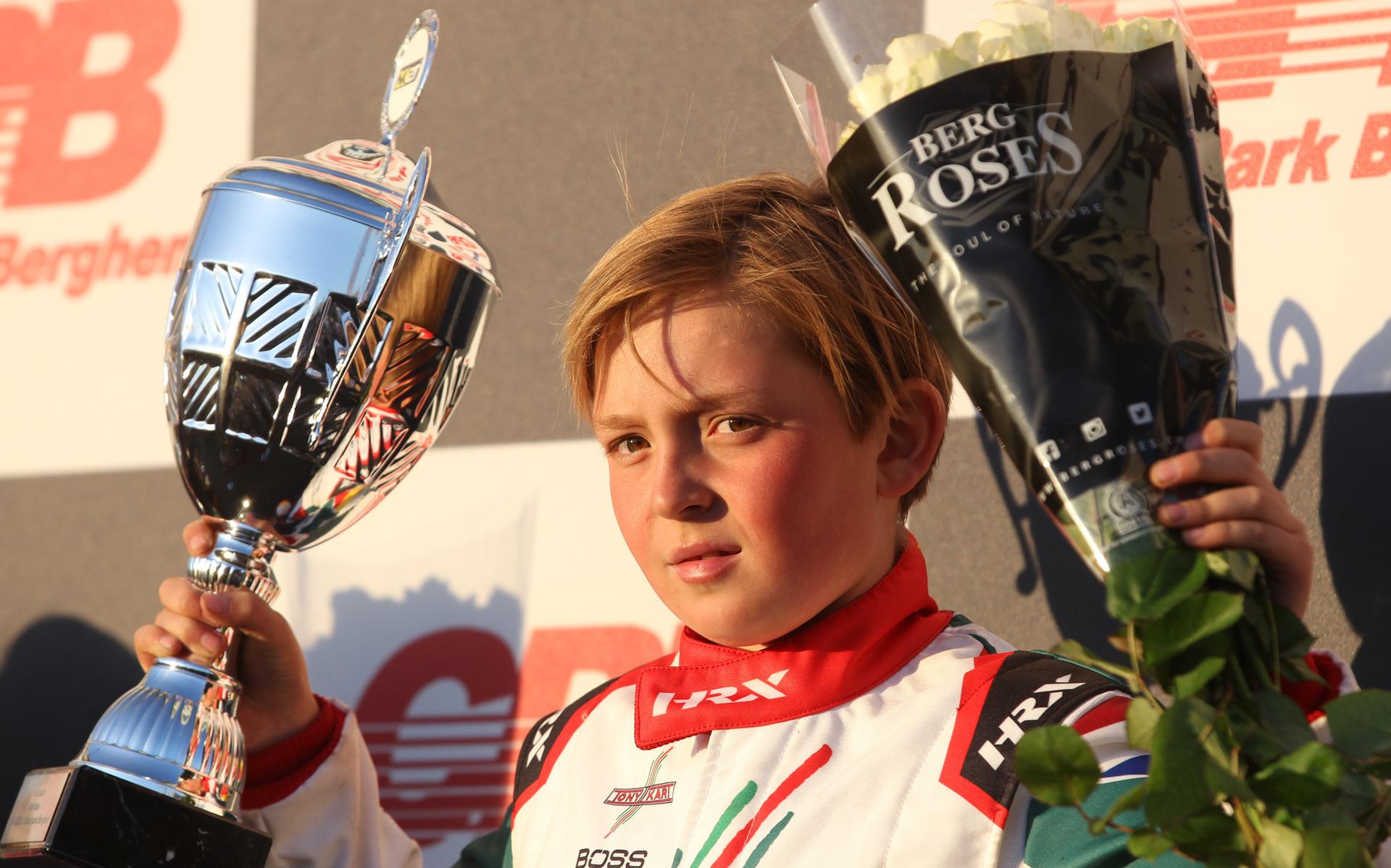 De tienjarige karter Boaz Maximov uit Steenwijk wint de eerste ronde van het NK Rotax Max.