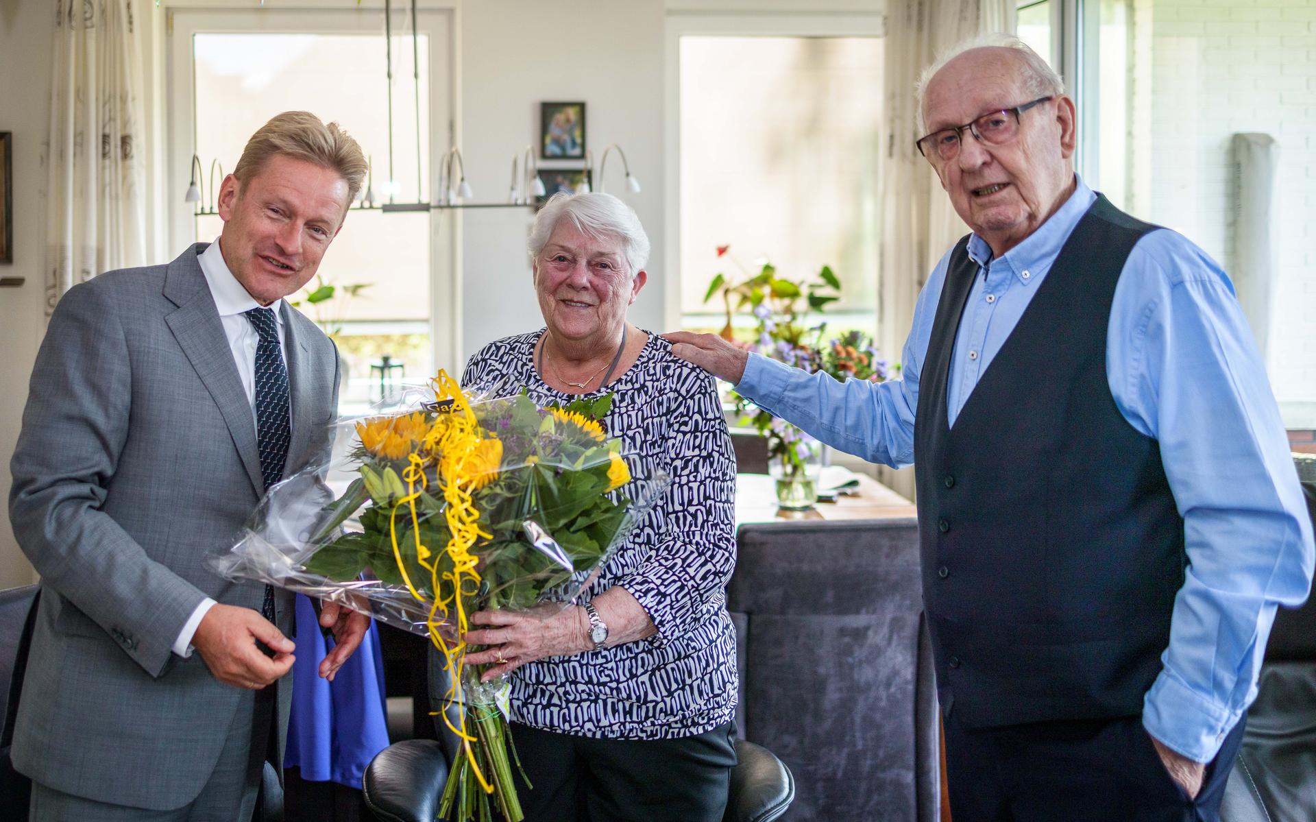 Margienus en Anje Luinge vierden woensdag hun 65-jarig huwelijk en burgemeester Bats liet dat niet ongemerkt voorbij gaan. 