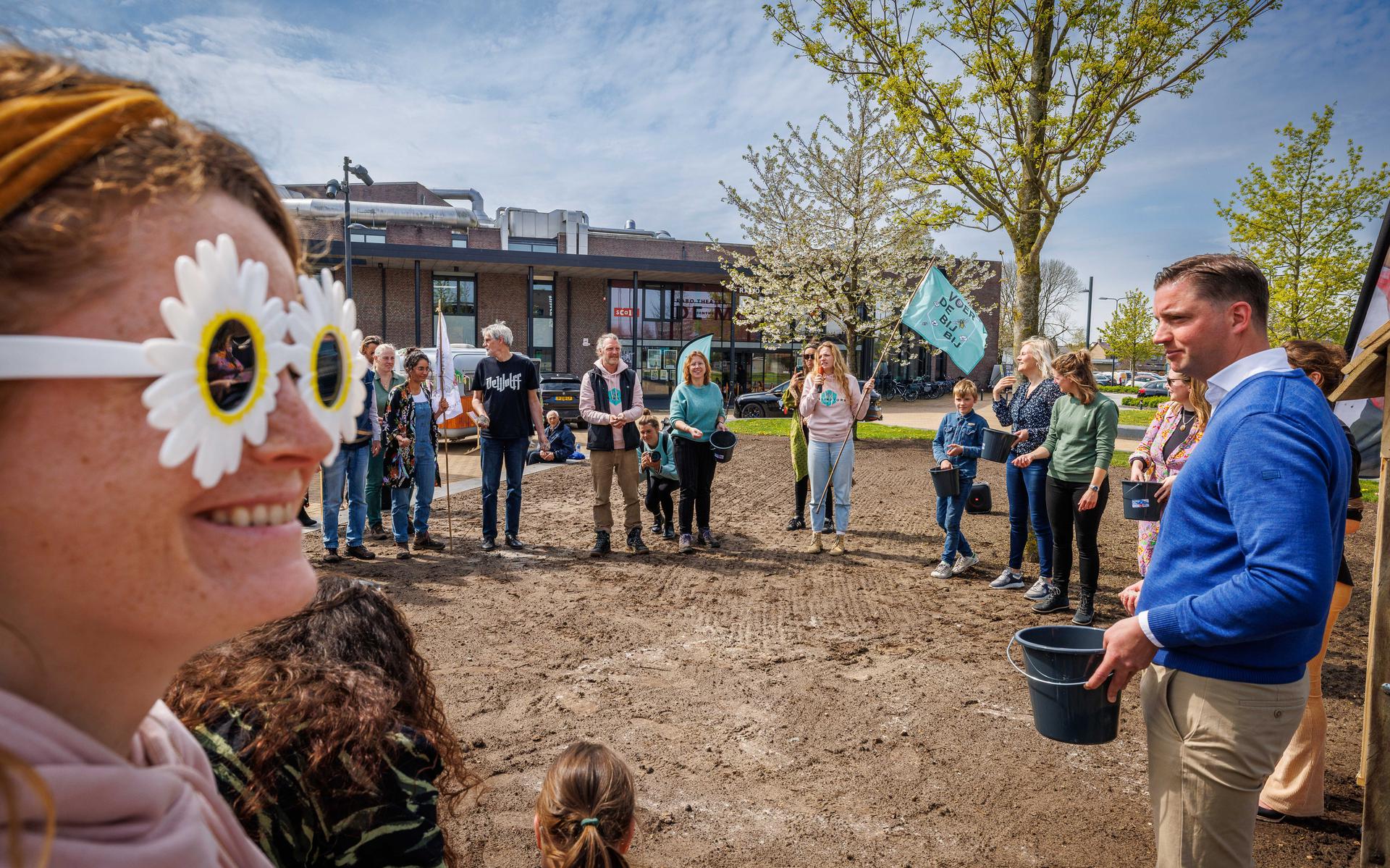 Wethouder Bram Harmsma opent samen met klimaatburgemeester Aimee Heerschop het insectenhotel in de voortuin van theater De Meenthe en zaait het terrein in met bloemrijk zaad.