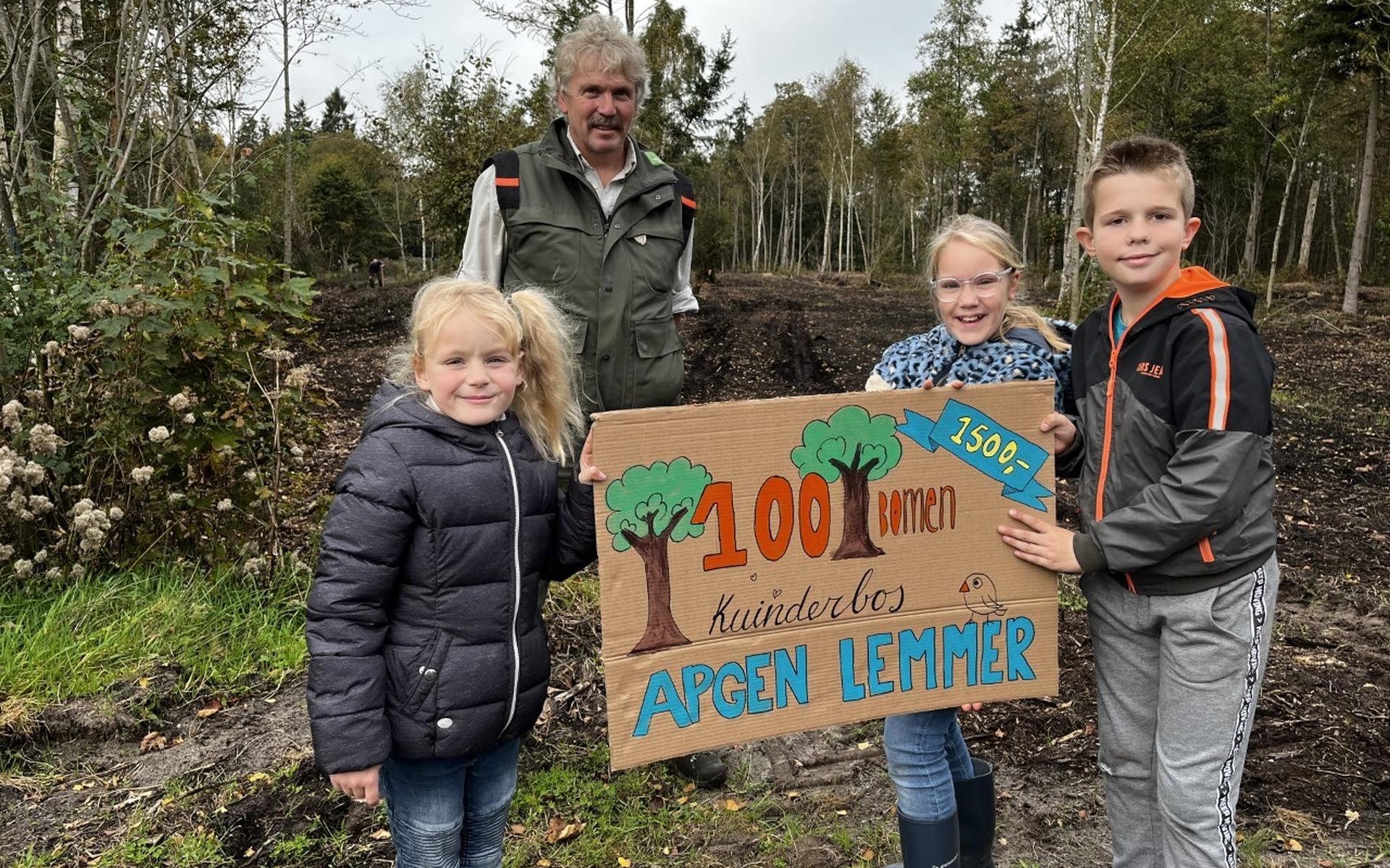 Harco Bergman (boswachter van Staatsbosbeheer) met Tessa Veltman, Milou Orsel en Joris Lip, die de cheque van Apgen Lemmer overhandigden.