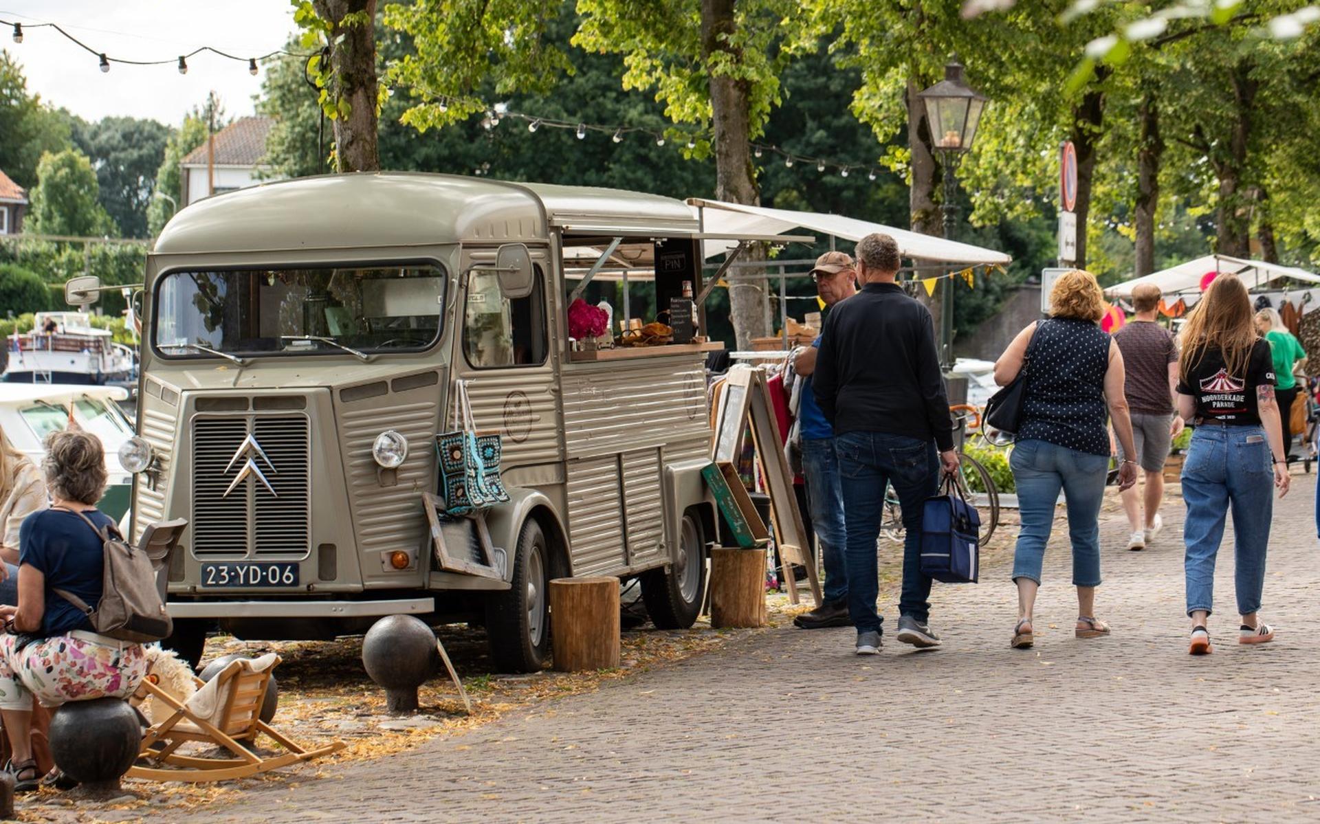 Vintageparadijs tijdens de Noorderkade Parade op zaterdag 23 juli in Blokzijl - Steenwijker Courant