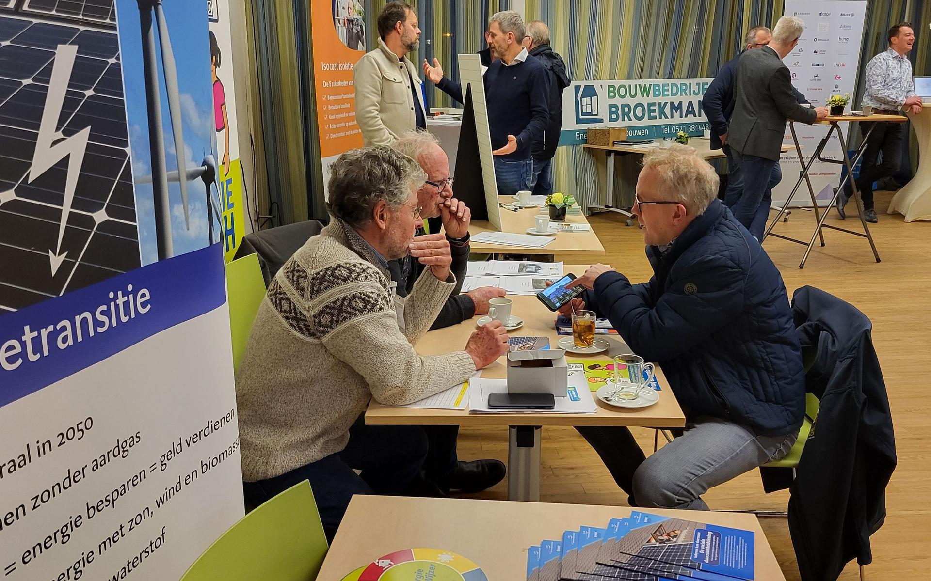 Zo'n 70 inwoners bezochten de eerste informatiemarkt, die in Hoogthij in Steenwijkerwold werd gehouden.