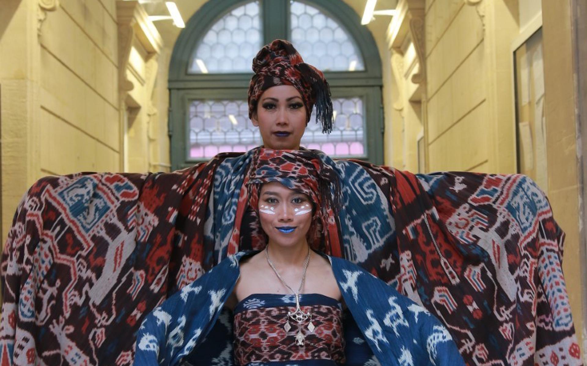 TIjdens de Pasar Ikat presenteert mode-ontwerpster Dian Oerip kleding van Ikat-stoffen.