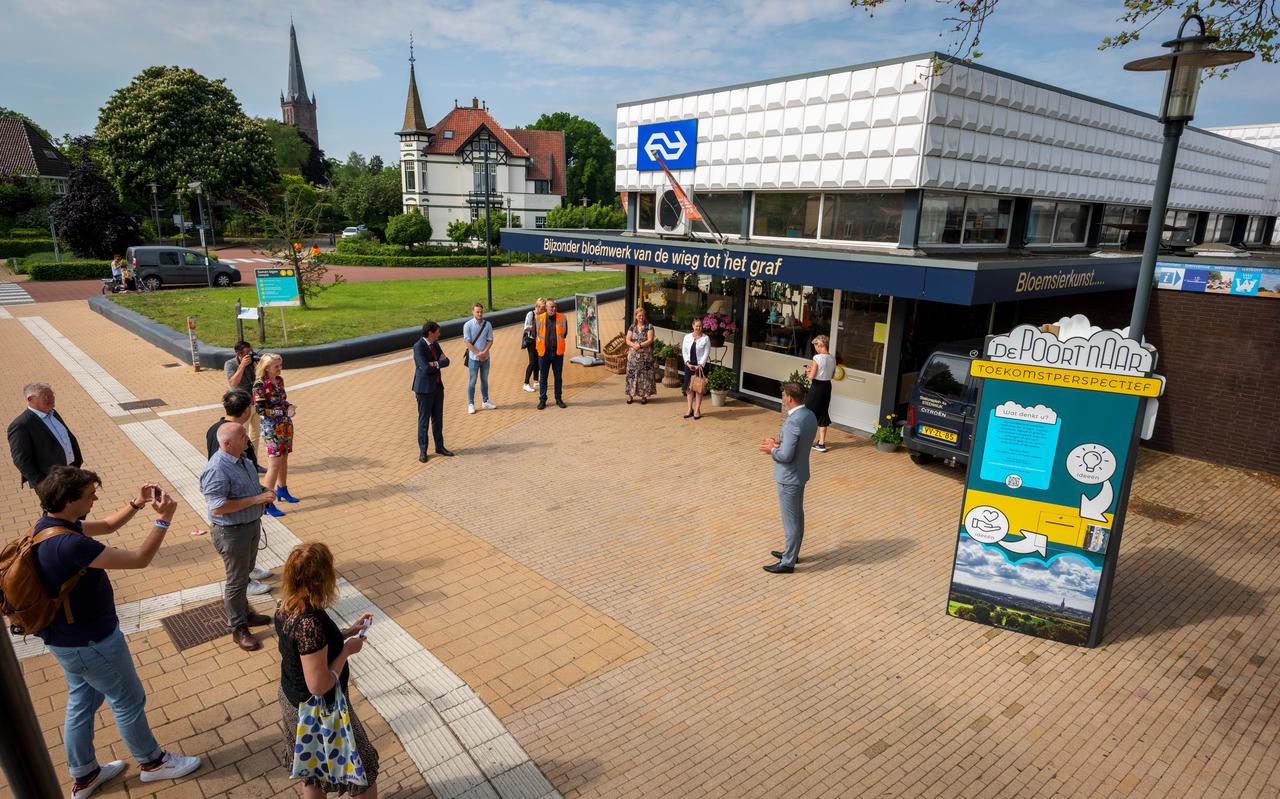 Donderdag startte in Steenwijk een campagne om de mening en ideeën van bezoekers en inwoners te horen over het stationsgebouw en de directe omgeving. Donderdag startte in Steenwijk een campagne om de mening en ideeën van bezoekers en inwoners te horen over het stationsgebouw en de directe omgeving.
