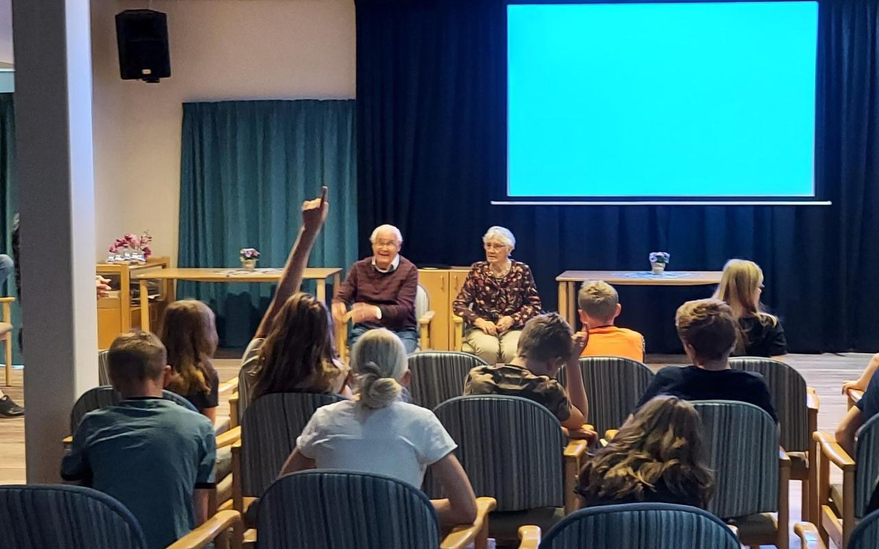 Na het zien van de film Vrijheid... stellen de leerlingen van de Sint Bernardusschool vragen aan Joop Hartwig en Coba Winters over wat zij hebben meegemaakt in Oldemarkt tijdens de Tweede Wereldoorlog.