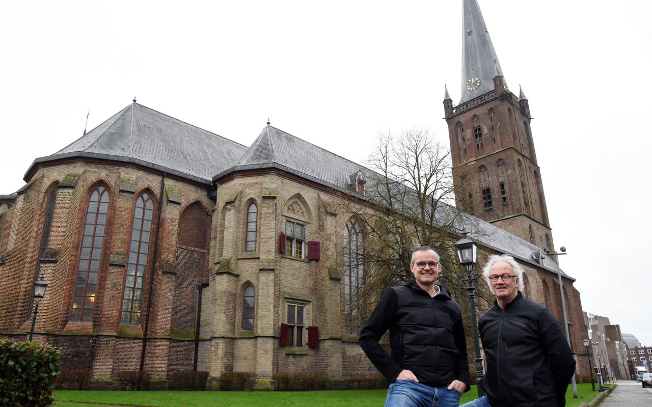 Peter van der Terp en Dick Koper voor de grote of Sint Clemenskerk. ‘Nu al veel animo voor activiteiten in de Sint Clemens.’