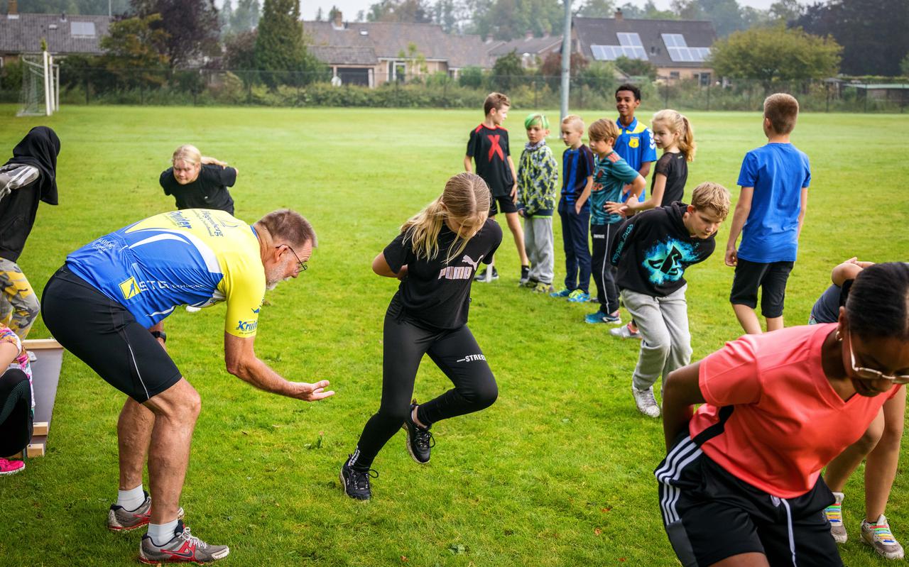 Nationale Sportweek op het veld van SV Giethoorn. Leerlingen maken kennis met verschillende sporten, zoals volleybal en schaatsen.