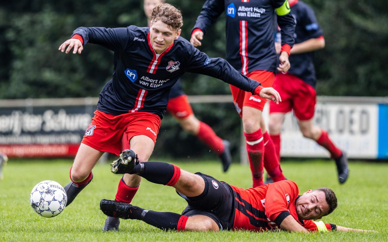 Een wedstrijd van VV Steenwijk tegen Steenwijkerwold.