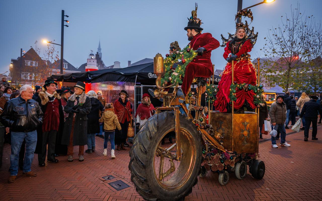 De trekkerband trok een podium mee, waar een soort Alice in Wonderland prinses zingend de straten vulde. De trekkerband trok een podium mee, waar een soort Alice in Wonderland prinses zingend de straten vulde.