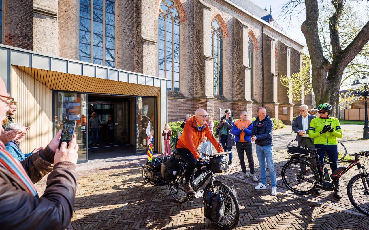 Familie en vrienden verzamelden zich in de Grote Kerk in Steenwijk om nog een kop koffie met Marchel te drinken en hem letterlijk uit te zwaaien.