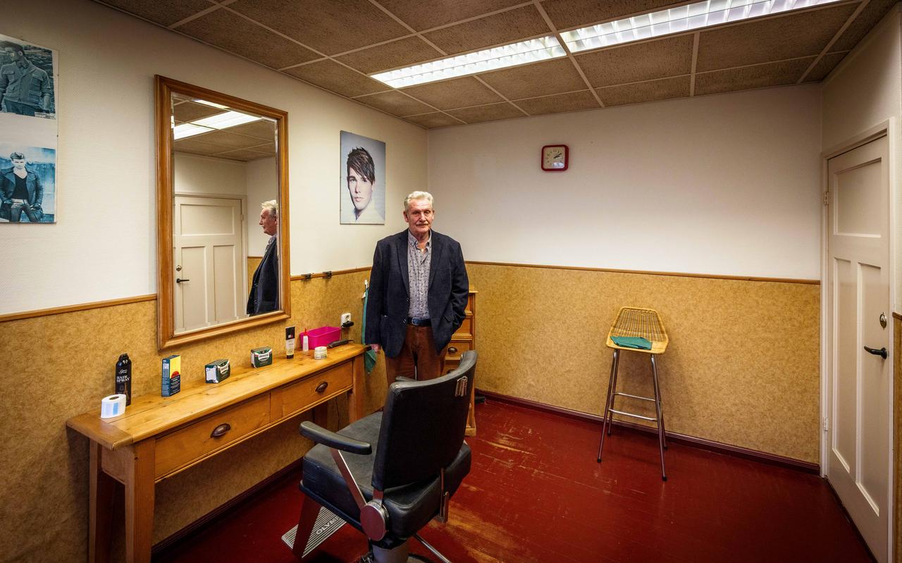 Kapper Andries van Dijk in zijn salon, waar sinds dertig jaar niets aan veranderd is. Kapper Andries van Dijk in zijn salon, waar sinds dertig jaar niets aan veranderd is.
