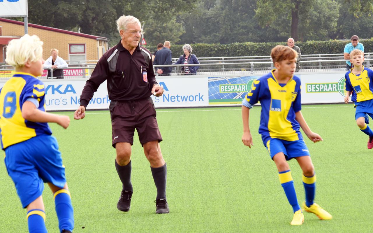 Theo de Haan als arbiter actief bij een wedstrijd tussen de jeugd van Olde Veste  en SC Heerenveen. 