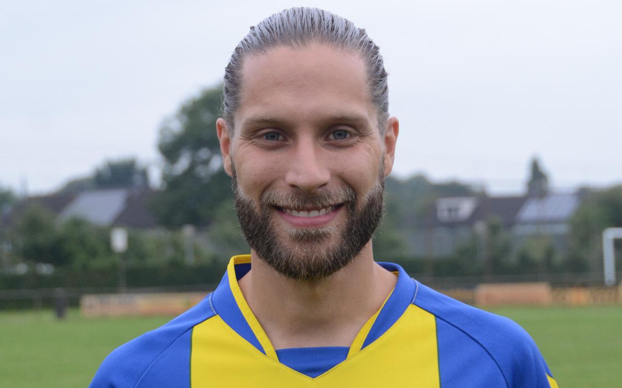Jason Huisman, wiens vader deze week is overleden. De aanvoerder van d'Olde Veste'54 kwam 9 seizoenen voor Berkum uit, totdat hij in 2021 terugkeerde bij de Steenwijker club. 