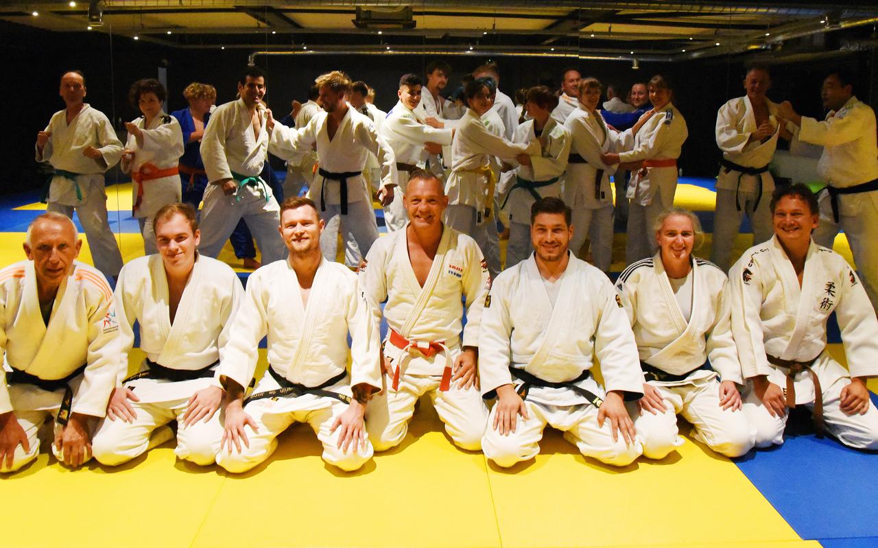 Colin Kist, hier zittend vooraan, geeft nog altijd les aan judoka’s en jiujitsuka’s.
