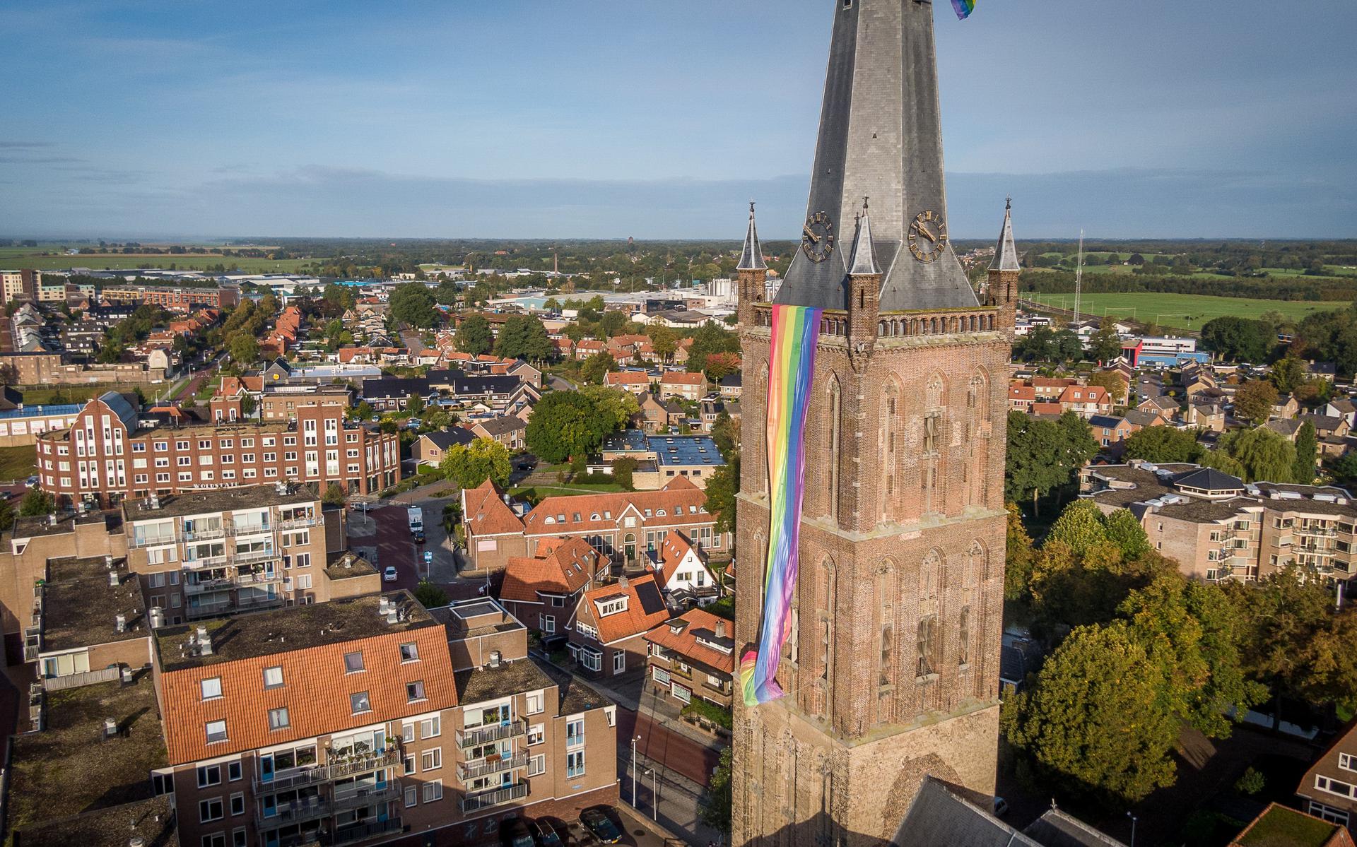 De regenboogvlag op de Steenwijker Toren tijdens de vorige regenboogweek.