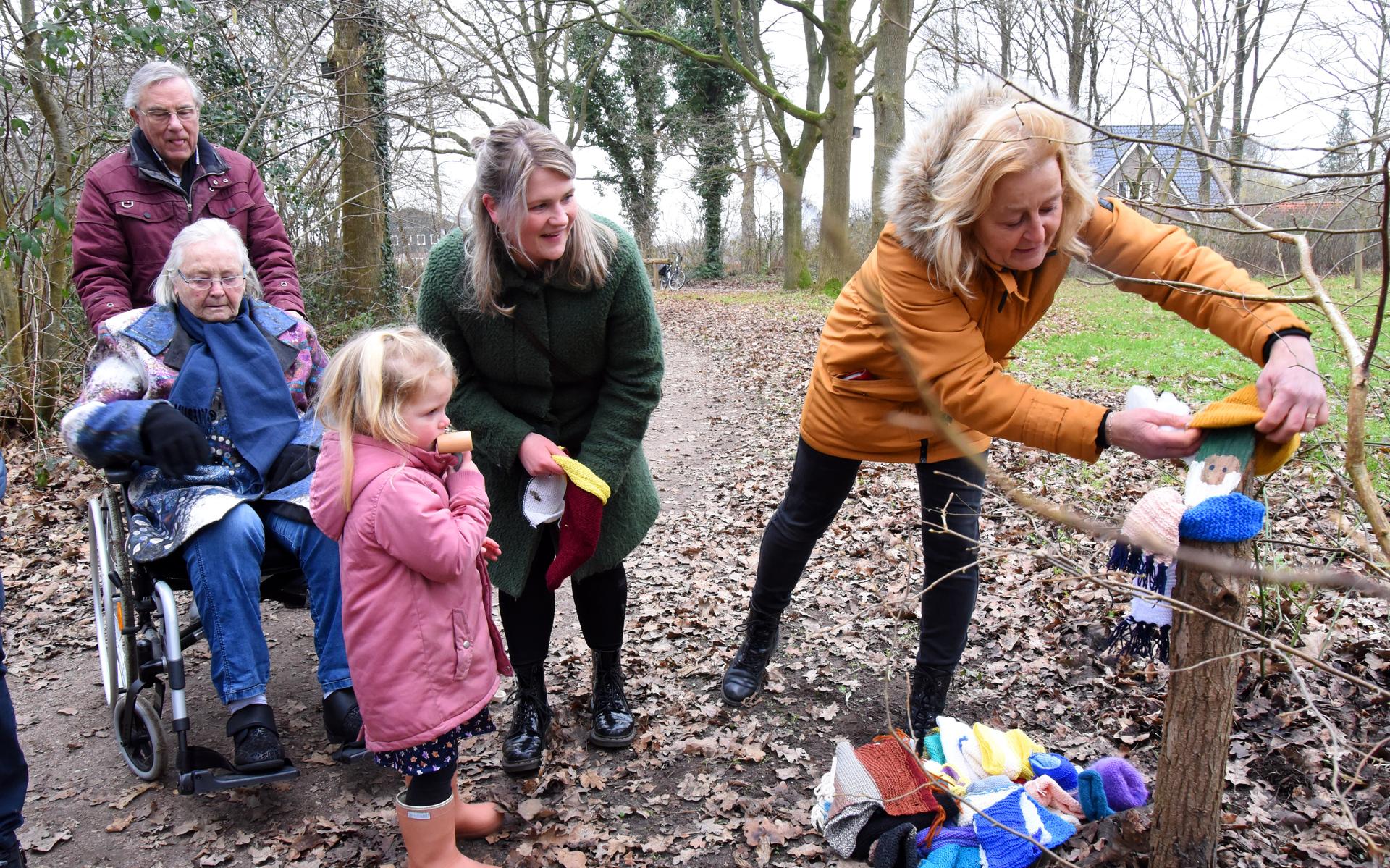 Bewoners van de Herbergier in Steenwijkerwold bezorgen kabouters in 't Krullebossie een warme winter