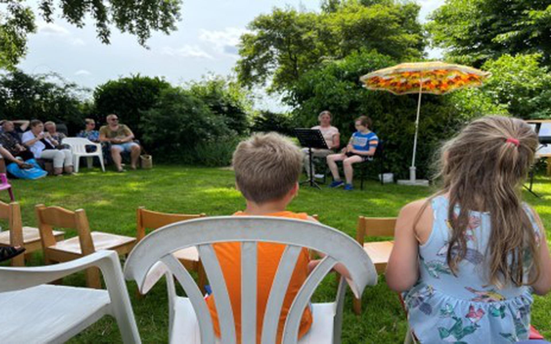 In de zonnige tuin van Modevakschool en Muziekhuis ten Broeke laten leerlingen zien en horen wat ze hebben geleerd.