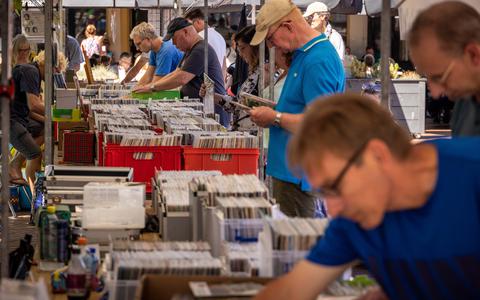De harten van muziekliefhebbers smelten tijdens de vinylmarkt als ze tussen de koopwaar op de kramen een lp of singletje scoorden waar ze al even naar op zoek waren. 