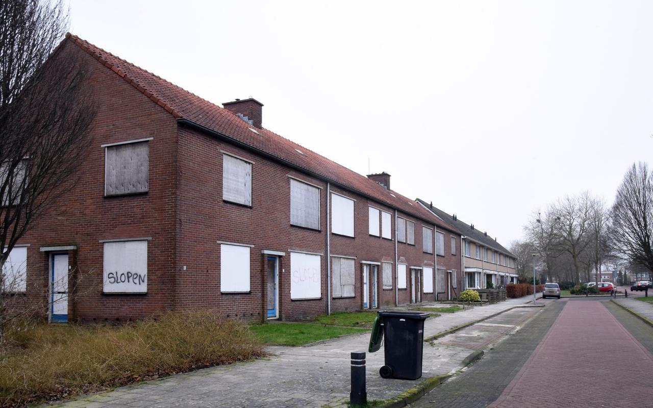 Een rijtje van acht woningen in de wijk de Gagels staat al ruim een jaar te wachten op de slopershamer. Een rijtje van acht woningen in de wijk de Gagels staat al ruim een jaar te wachten op de slopershamer.
