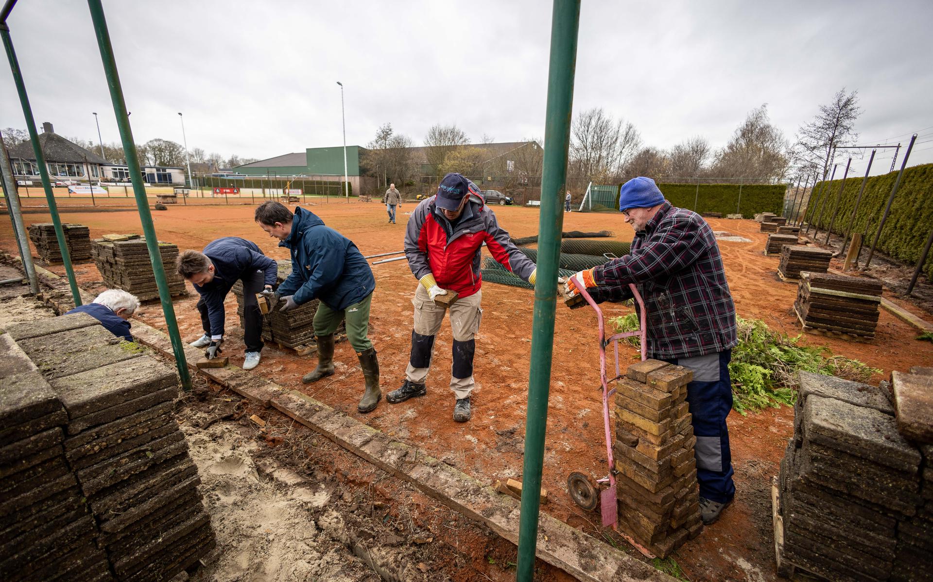 Leden van LTC Steenwijk waren eind januari al begonnen met de werkzaamheden.