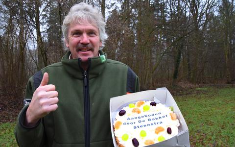 Een welverdiende taart voor boswachter Harco Bergman. 