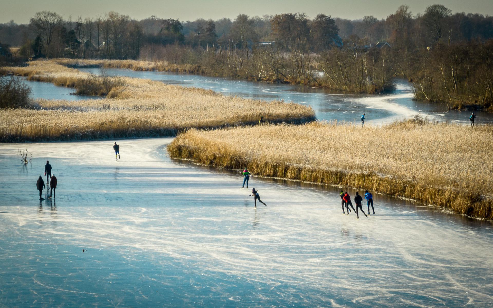Ondanks de waarschuwing binden schaatsliefhebbers de ijzers onder, zoals hier in De Weerribben.