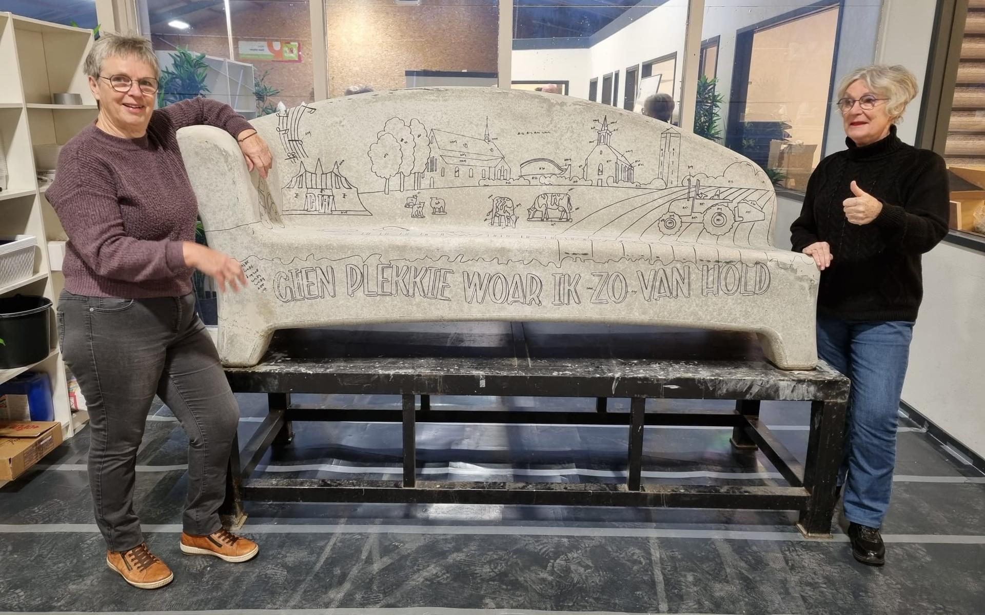Social Sofa komt aan in Steenwijk. Komende maanden worden duizenden mozaïeksteentjes geplakt voor St
