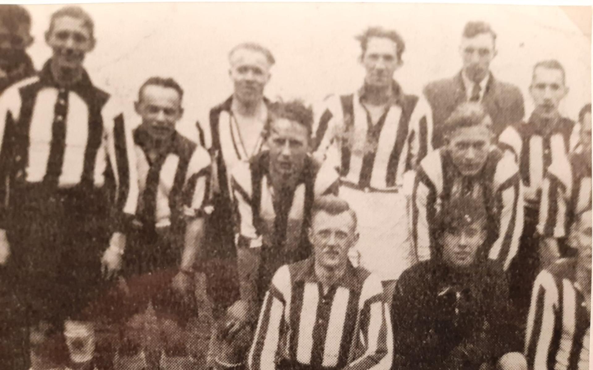 Boven van l. naar r. bestuurslid Kleefstra, H. Beerta, Jan Hetebrij, W. Scheenstra, P. v. d. Werf. Midden gebogen Louis de Leeuw, B. van Amersfoort, H. Beerta, D. Heinhuis. Voor H. Bezembinder, W. v.d. Struik. Rechts gedeeltelijk zichtbaar E. Bruinewoud en J. Zomermaand.