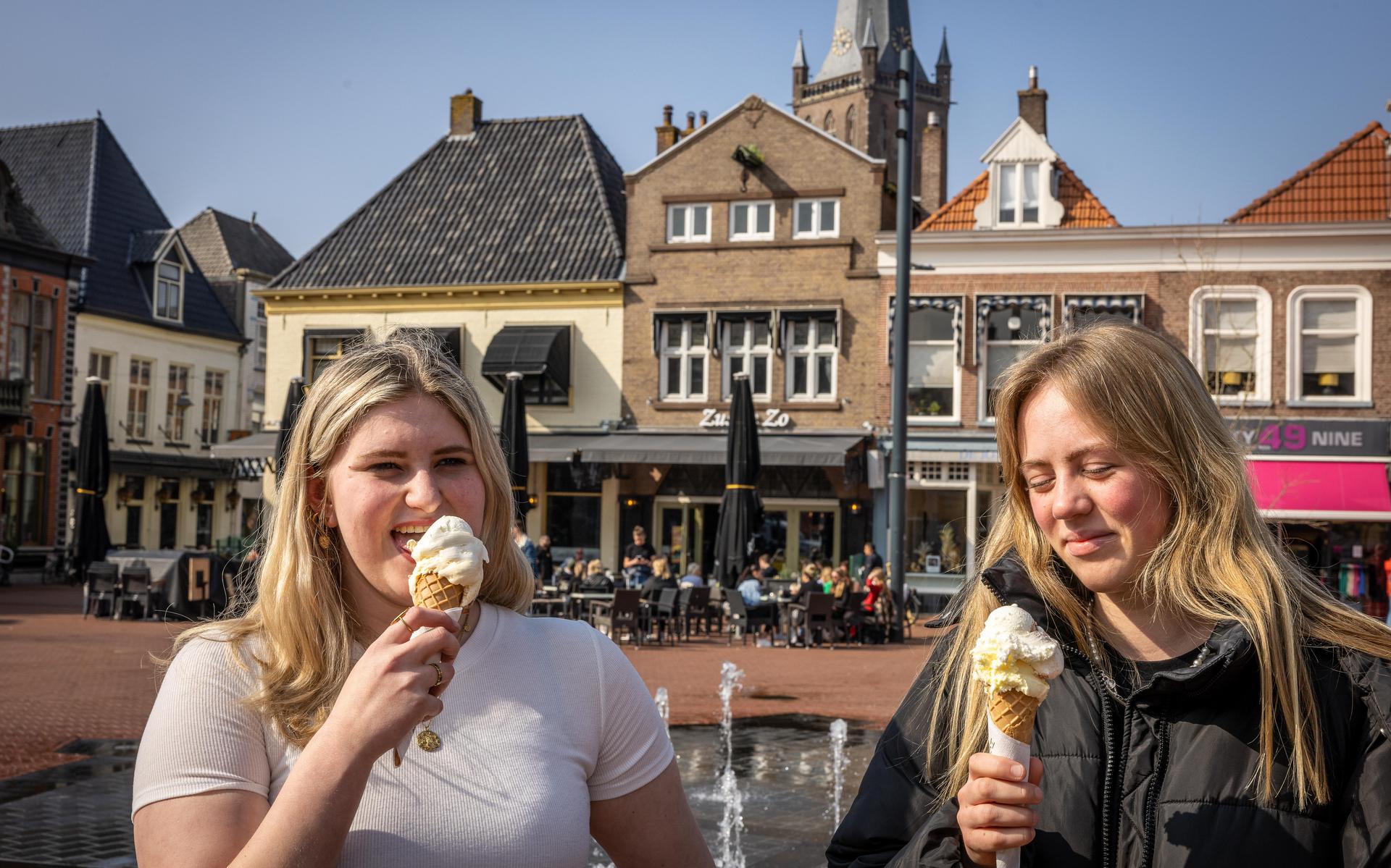 Lente! Cecilia en Yasmine eten een ijsje op de Markt in Steenwijk.