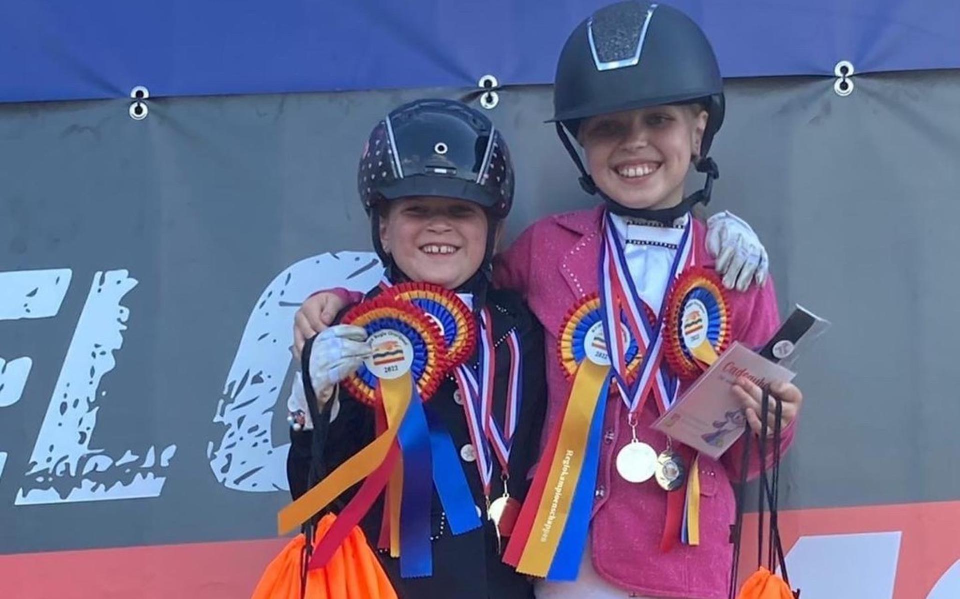 Paardenvriendinnnen Sara Jeukens en Lenthe van Dijk vallen in de prijzen tijdens het Overijssels Kampioenschap Ponyrijden. Lenthe werd kampioen in dressuur B1, Sara derde bij het springen AA. 