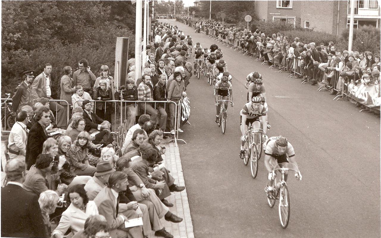 De eerste profkoers in 1974 met start en finish aan de Zigher ter Steghestraat.