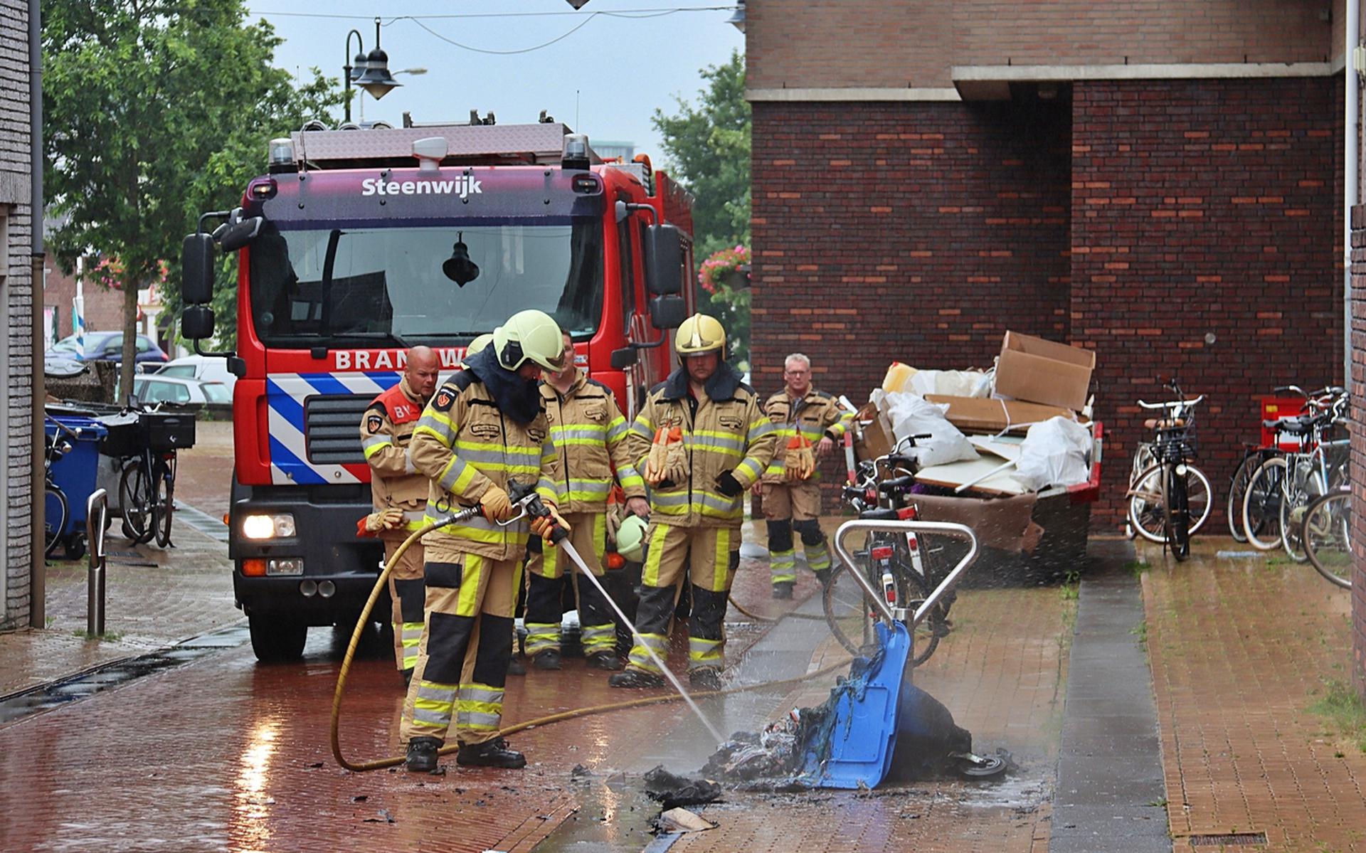 Brandweer blust container aan Neerwoldstraat in Steenwijk. 