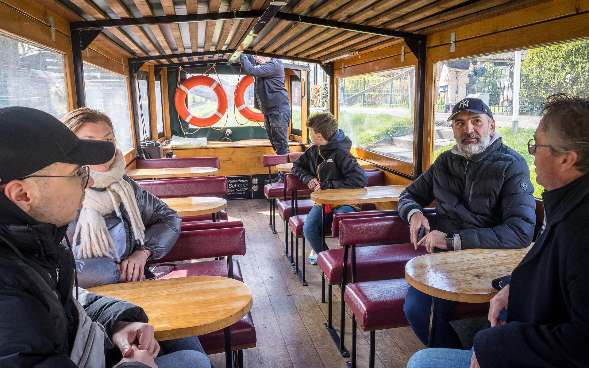 Igor en zijn gezin genieten van een boottocht door Giethoorn.