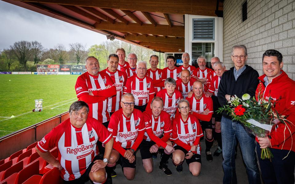 De walking voetballers van het VV Steenwijk Old Stars team zijn recent door de sponsor in nieuwe shirts gestoken. 